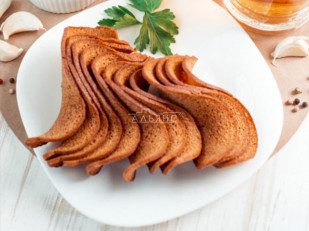 Снапсы с чесноком: Ресторанные гренки с сметаной и зеленью